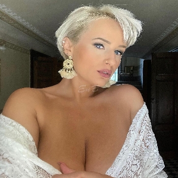 24 Year Average American Escort Annie